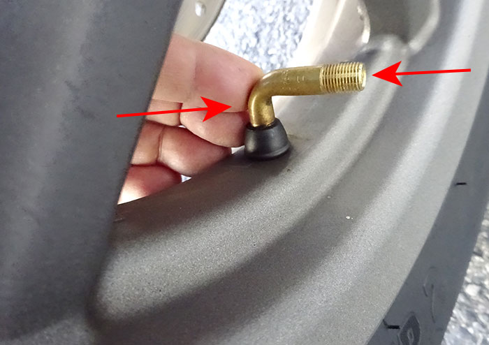 タイヤの空気圧をエアゲージで測る方法
