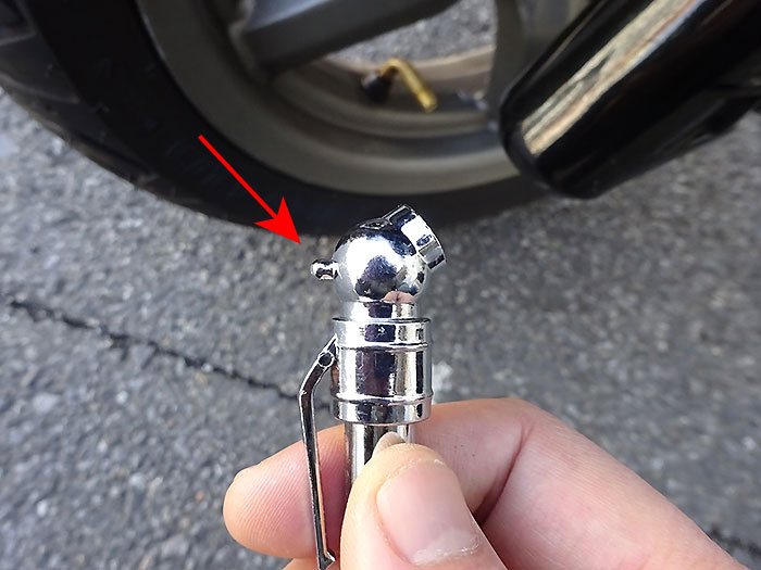 タイヤの空気圧をエアゲージで測る方法