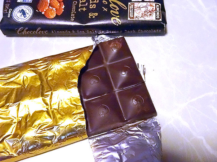 chocolove｜アーモンド＆海塩入りストロングダークチョコレート　ココア70％