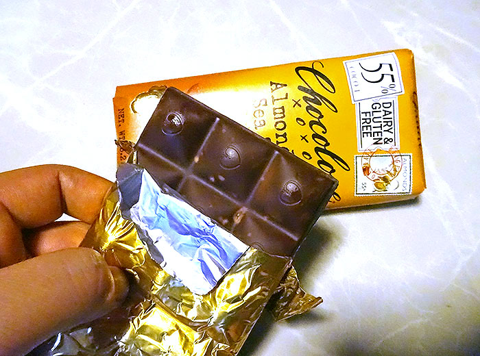 chocolove｜アーモンド＆海塩入りダークチョコレート　ココア55％