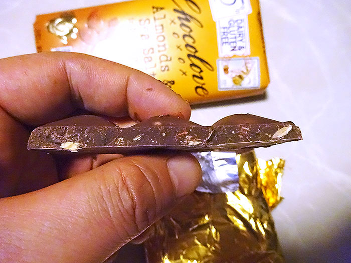 chocolove｜アーモンド＆海塩入りダークチョコレート　ココア55％